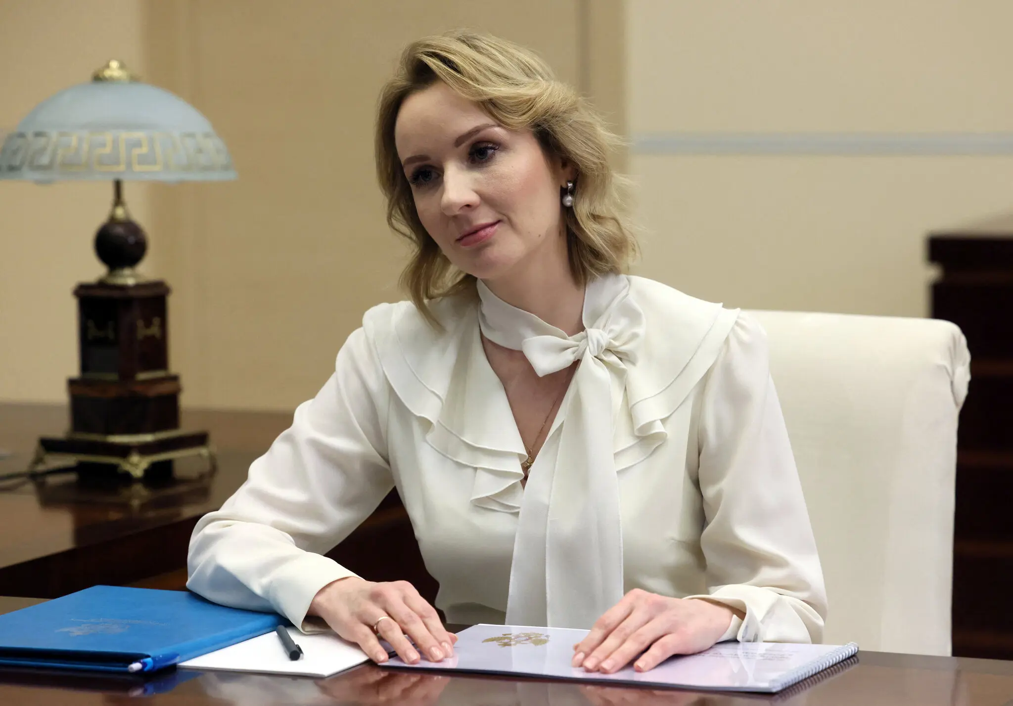 Фотографія, оприлюднена російськими державними ЗМІ, на якій зображена уповноважена з прав дитини Марія Львова-Бєлова під час зустрічі з паном Путіним минулого місяця. Суд видав ордери на арешт обох.